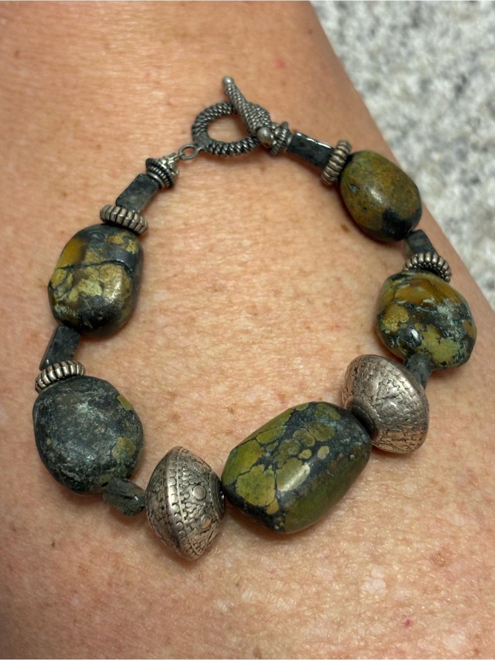 💎 Chunky Stone Bead Bracelet